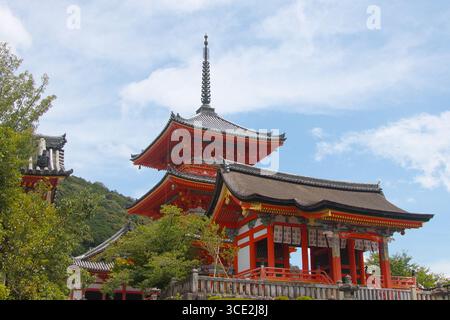 Pagode im Tempelkomplex von Kiyomizu-dera in Kyoto, Japan an einem sonnigen Nachmittag Stockfoto