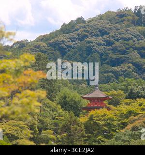 Pagode im Tempelkomplex von Kiyomizu-dera in Kyoto, Japan an einem sonnigen Nachmittag Stockfoto