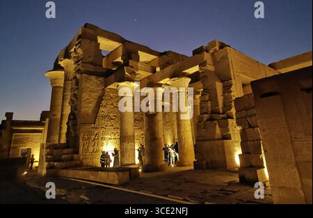 KOM Ombo Temple Complex, gewidmet Sobek und Horus, am Ufer des Nils nördlich von Assuan bei Sonnenuntergang. Stockfoto