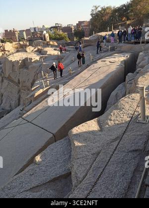 Unvollendeter Obelisk in Assuans Granitsteinbruch – der größte bekannte Obelisk des alten Ägyptens, der aufgrund von Rissen während der Schnitzerei aufgegeben wurde. Stockfoto