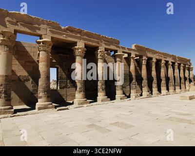 Philae Temple Complex auf Philae Island in der Nähe von Assuan, Ägypten. Diese beeindruckende westliche Kolonnade ist gut erhalten. Stockfoto