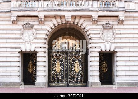 Tor vom vorderen Innenhof zum Buckingham Palace, London, England. Stockfoto
