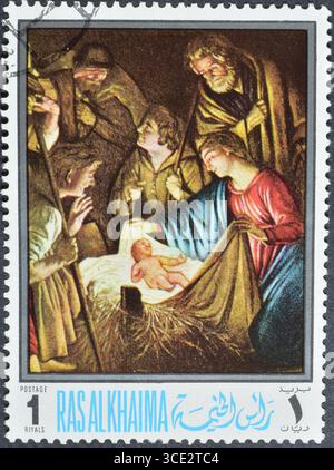 Gestempelte Briefmarke, gedruckt von Ras Al Khaimah, Vereinigte Arabische Emirate, die Anbetung der Hirten zeigt, von Gerrit van Honthorst, um 1968. Stockfoto