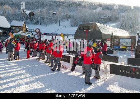 Eine Reihe privater Skilehrer am Fuße des Village Express Skilifts an einem klaren kalten Morgen, Mountain Village, Telluride Ski Resort, San M Stockfoto