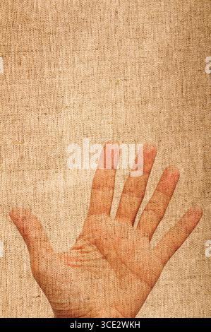 Geöffnete Hand auf strukturiertem Stoffhintergrund, gespenstische Gesteneffekte Stockfoto
