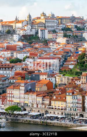 Farbenfrohe Traditionelle Portugiesische Architektur Am Fluss Douro Im Viertel Porto Ribeira. Historische Gebäude Am Wasser, Orangefarbene Terrakotta-Dächer Stockfoto