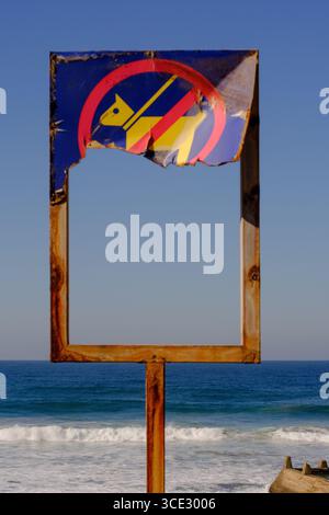 Rostiger Rahmen mit dem Schild "keine Hunde erlaubt" am Strand, Durban, Südafrika Stockfoto