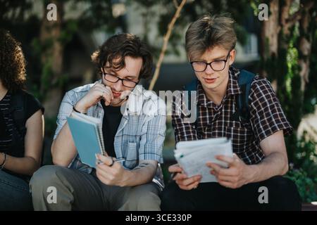 Zwei Studenten studieren gemeinsam an einem sonnigen Tag im Freien Stockfoto