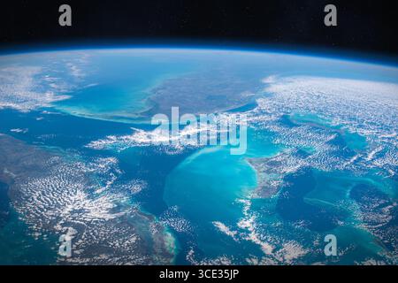 Erde im Weltraum. Die Oberfläche des Planeten Erde mit dem blaublauen Wasser des Atlantischen Ozeans. Elemente dieses Bildes, bereitgestellt von der NASA. Stockfoto