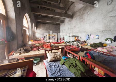 Die beengten und heruntergekommenen Notunterkünfte für Arbeiter im San Huang Zhai Kloster auf dem Song Berg, China. Stockfoto