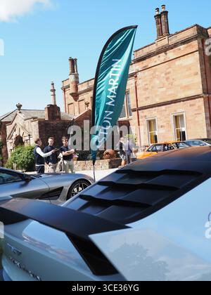 Aston Martin Valiant in Netherby Hall, wie er beim Goodwood Festival of Speed von Fernando Alonso den Hügel hinaufgefahren wurde Stockfoto