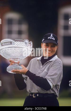 Sherri Steinhauer (USA) gewinnt die Weetabix Women’s British Open 1999 im Woburn Golf & Country Club, speziell auf dem Duke’s Course, in Milton Keynes, England. Das Turnier fand vom 12. Bis 15. August 1999 statt und wurde von der Ladies European Tour und der LPGA Tour gemeinsam unterstützt. Nach dem Sieg mit der Trophäe Weetabix Womens British Open Stockfoto