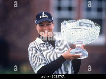 Sherri Steinhauer (USA) gewinnt die Weetabix Women’s British Open 1999 im Woburn Golf & Country Club, speziell auf dem Duke’s Course, in Milton Keynes, England. Das Turnier fand vom 12. Bis 15. August 1999 statt und wurde von der Ladies European Tour und der LPGA Tour gemeinsam unterstützt. Nach dem Sieg mit der Trophäe Weetabix Womens British Open Stockfoto