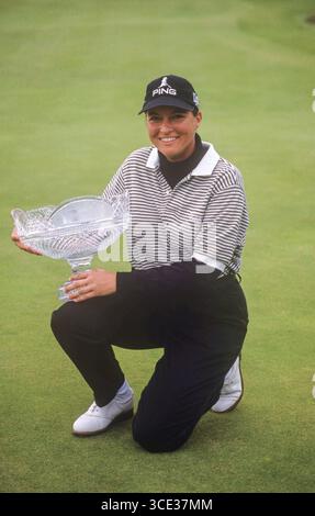 Sherri Steinhauer (USA) gewinnt die Weetabix Women’s British Open 1999 im Woburn Golf & Country Club, speziell auf dem Duke’s Course, in Milton Keynes, England. Das Turnier fand vom 12. Bis 15. August 1999 statt und wurde von der Ladies European Tour und der LPGA Tour gemeinsam unterstützt. Nach dem Sieg mit der Trophäe Weetabix Womens British Open Stockfoto