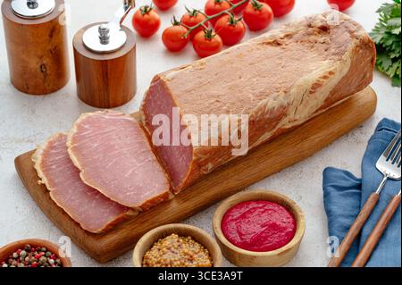 Geräuchertes Fleisch, Gemüse und Gemüse Stockfoto