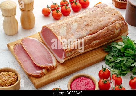 Geräuchertes Fleisch, Gemüse und Gemüse Stockfoto