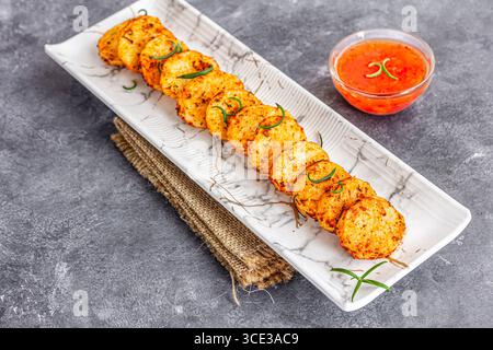 Gebratene Kartoffelscheiben mit Gewürz garniert mit Rosmarin Stockfoto