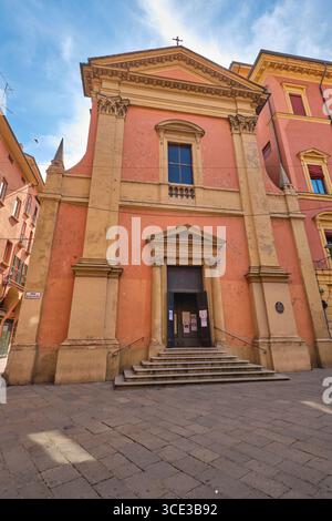 Außenansicht des rosafarbenen Freskos, Stuckfassade. An der Kirche San Giovanni Basttista dei Celestini in Bologna, Italien. Stockfoto