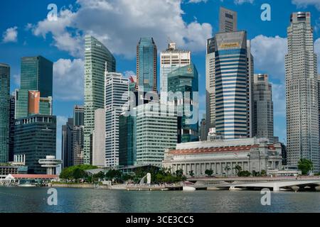 Die Skyline des Bankenviertels von Singapur neben Marina Bay, Singapurs berühmte Merlion Statue und Fullerton Hotel, zu sehen unten rechts in der ctr Stockfoto