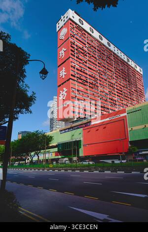 People's Park Complex, ein Wohn- und Geschäftskomplex in EU Tong Sen Street, Chinatown, Singapur, rot gestrichen, eine glückliche Farbe in der chinesischen Kultur Stockfoto