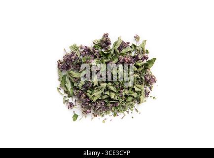 Flache Ansicht von trockenem Oregano, Origanum vulgare für die Herstellung von medizinischem Kräutertee. Hausgemachte getrocknete Blätter und Blüten in einem Stapel isoliert auf einem Weißen. Stockfoto