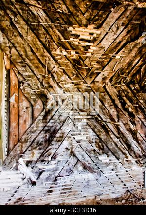 Ein abstraktes Bild einer Holzkonstruktion, möglicherweise einer Decke oder Wand, mit einem Muster von sich kreuzenden Diagonalbalken. Das Holz wirkt verwittert und alt Stockfoto