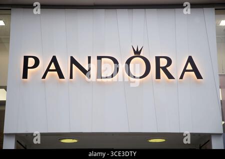 Aktenfoto vom 29/05/18 von einer Filiale von Pandora in der Oxford Street im Zentrum von London. Pandora hat einen Rückgang der britischen Verkäufe festgestellt, als die Schmuckmarke die Preise als Reaktion auf die steigenden Silber- und Goldkosten erhöhte und sich darauf vorbereitet, einen finanziellen Schaden durch die US-Zölle zu erleiden. Ausgabedatum: Freitag, 15. August 2025. Stockfoto