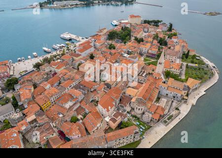 Aus der Vogelperspektive auf die Altstadt von Porec und die Euphrasische Basilika an der istrischen Küste Kroatiens. Die rot gekachelten Dächer und historischen Gebäude ruhen entlang der Stockfoto