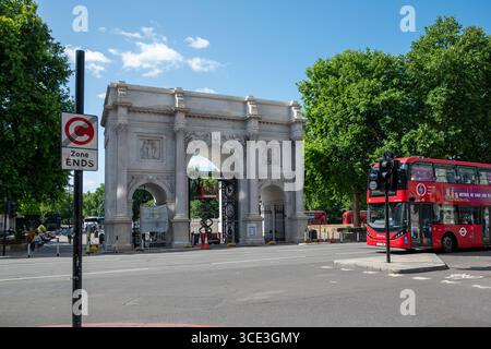 London, UK 08 Juli 2025 roter Doppeldeckerbus in Richtung Marble Arch, berühmtes Wahrzeichen von London Stockfoto