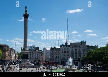 London, UK, 8. Juli 2025 Trafalgar Square, ein öffentlicher Platz in der City of Westminster in Central London, mit Nelson Column und einem Brunnen Stockfoto