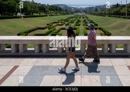 Lissabon, Portugal. August 2025. Die Menschen laufen in der Nähe der Gärten des Parks Eduardo VII in Lissabon. In diesem Sommer hat Portugal es mit wirklich hohen Temperaturen zu tun, mit Thermometern, die weit über dem Normalwert liegen und städtische und ländliche Gebiete sowie Touristen auf die Probe stellen, und die Behörden warnen vor Bränden und Überhitzungsgefahr. Quelle: SOPA Images Limited/Alamy Live News Stockfoto
