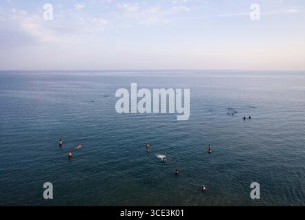 Issyk Kul. August 2025. Eine Luftdrohne, die am 13. August 2025 aufgenommen wurde, zeigt einen Blick auf den Issyk-Kul-See in Kirgisistan. Der Issyk-Kul-See im Nordosten Kirgisistans umfasst eine Fläche von mehr als 6.000 Quadratkilometern und gilt als der zweitgrößte Alpensee der Welt. Quelle: Li Renzi/Xinhua/Alamy Live News Stockfoto