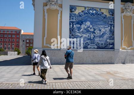 Lissabon, Portugal. August 2025. Die Leute laufen in der Nähe der Fliesen, die die Fassade eines Gebäudes in den Gärten des Eduardo VII Parks in Lissabon zieren. In diesem Sommer hat Portugal es mit wirklich hohen Temperaturen zu tun, mit Thermometern, die weit über dem Normalwert liegen und städtische und ländliche Gebiete sowie Touristen auf die Probe stellen, und die Behörden warnen vor Bränden und Überhitzungsgefahr. (Foto: Jorge Castellanos/SOPA Images/SIPA USA) Credit: SIPA USA/Alamy Live News Stockfoto