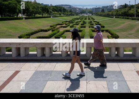Lissabon, Portugal. August 2025. Die Menschen laufen in der Nähe der Gärten des Parks Eduardo VII in Lissabon. In diesem Sommer hat Portugal es mit wirklich hohen Temperaturen zu tun, mit Thermometern, die weit über dem Normalwert liegen und städtische und ländliche Gebiete sowie Touristen auf die Probe stellen, und die Behörden warnen vor Bränden und Überhitzungsgefahr. (Credit Image: © Jorge Castellanos/SOPA Images via ZUMA Press Wire) NUR REDAKTIONELLE VERWENDUNG! Nicht für kommerzielle ZWECKE! Stockfoto