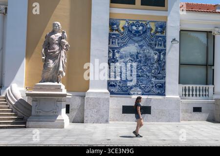 Lissabon, Portugal. August 2025. Eine Frau wird in der Nähe der Fliesen gesehen, die die Fassade eines Gebäudes in den Gärten des Parks Eduardo VII in Lissabon zieren. In diesem Sommer hat Portugal es mit wirklich hohen Temperaturen zu tun, mit Thermometern, die weit über dem Normalwert liegen und städtische und ländliche Gebiete sowie Touristen auf die Probe stellen, und die Behörden warnen vor Bränden und Überhitzungsgefahr. (Credit Image: © Jorge Castellanos/SOPA Images via ZUMA Press Wire) NUR REDAKTIONELLE VERWENDUNG! Nicht für kommerzielle ZWECKE! Stockfoto
