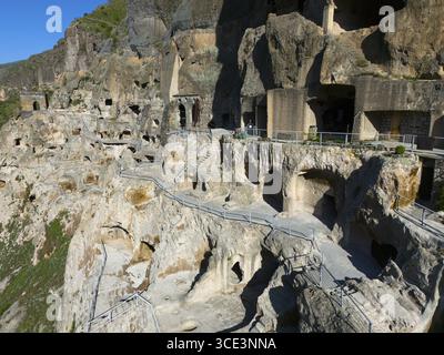 Alte Höhlenstadt mit verzweigten Wegen und Treppen eingebettet in die felsige Landschaft, Blick aus der Luft, Höhlenstadt, Höhlenkloster, Vardzia, Vardzia, Samtskhe- Stockfoto