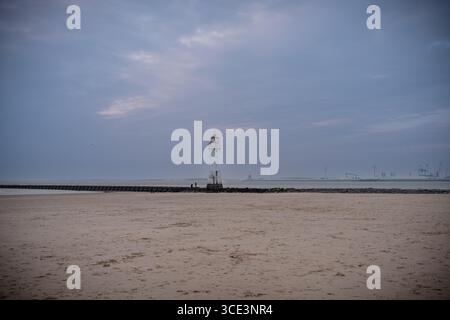 Das historische New Brighton Lighthouse in England, fotografiert an einem bewölkten Abend, während das weiche, verblassende Licht des Tages eine stimmungsvolle Atmosphäre erzeugt Stockfoto