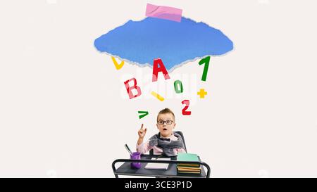 Moderne Collage. Schuljunge denkt unter Wolken mit bunten Buchstaben- und Zahlencollagen Stockfoto