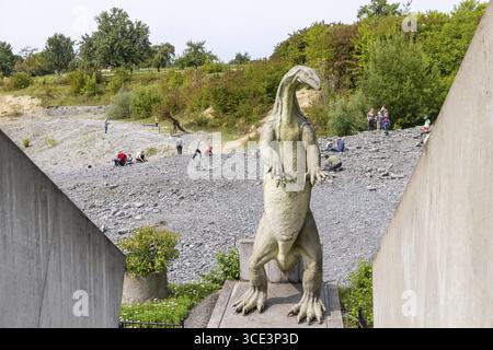 Steinbruch mit Schiefergestein in Holzmaden auf der Schwäbischen Alb. Gegen eine Gebühr können Schatzjäger nach Fossilien wie Ammoniten suchen. Holzmaden, Baden-Wuertte Stockfoto