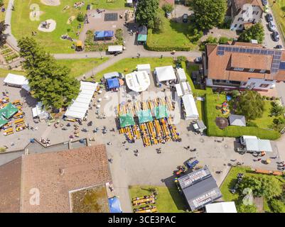 Vogelperspektive auf einen lebhaften Festivalort, Menschen, die das Sommerwetter auf Tischen und Bänken genießen, Blueberry Festival, Enzkloesterle, Schwarzwald, Stockfoto