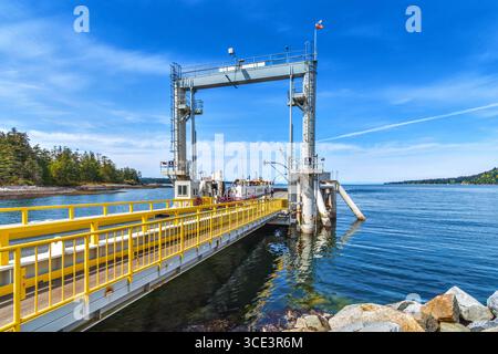 BC Ferries fährt an der Abfahrt Gravelly Bay, Denman Island, British Columbia, Kanada. Stockfoto