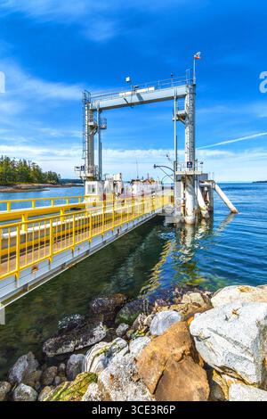 BC Ferries fährt an der Abfahrt Gravelly Bay, Denman Island, British Columbia, Kanada. Stockfoto