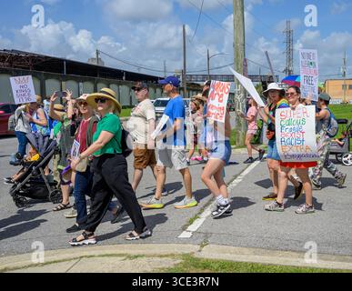 New Orleans, LA, USA - 14. Juni 2025: Anti-Trump-Demonstranten mit Zeichen nehmen am No Kings March im Stadtteil Marigny von New Orleans Teil Stockfoto