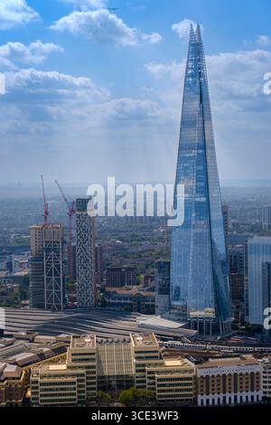 London, England - der Blick vom Sky Garden in der 20 Fenchurch Street im Zentrum Londons in Richtung The Shard. Stockfoto