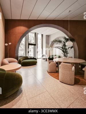 Wohnzimmer mit modernen Möbeln - Loungebereich im ersten Stock des modernen Wohnhauses. Stilvolle Innenausstattung mit beigefarbenen und braunen Farbkombinationen. Stockfoto