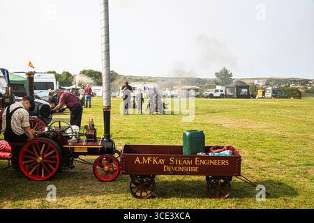 Stithians, Cornwall, Großbritannien. August 2025. Große Menschenmassen nehmen an der West of England Great Steam Engine Rally Teil, die zum 70. Jahrestag stattfindet und bis Sonntagabend stattfindet. Es ist die älteste und größte Dampflokomotive in Cornwall mit über 100 Dampfausstellungen, einem Jahrmarkt aus alter Zeit, Kunsthandwerk, Verkaufsständen, Oldtimern, US Army Fahrzeuge, Traktoren und Motorräder. Quelle: Keith Larby/Alamy Live News Stockfoto