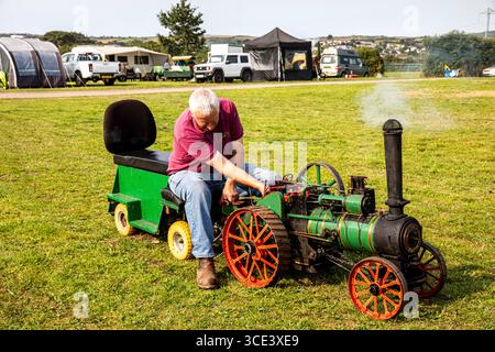 Stithians, Cornwall, Großbritannien. August 2025. Große Menschenmassen nehmen an der West of England Great Steam Engine Rally Teil, die zum 70. Jahrestag stattfindet und bis Sonntagabend stattfindet. Es ist die älteste und größte Dampflokomotive in Cornwall mit über 100 Dampfausstellungen, einem Jahrmarkt aus alter Zeit, Kunsthandwerk, Verkaufsständen, Oldtimern, US Army Fahrzeuge, Traktoren und Motorräder. Quelle: Keith Larby/Alamy Live News Stockfoto