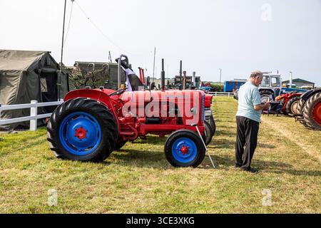 Stithians, Cornwall, Großbritannien. August 2025. Große Menschenmassen nehmen an der West of England Great Steam Engine Rally Teil, die zum 70. Jahrestag stattfindet und bis Sonntagabend stattfindet. Es ist die älteste und größte Dampflokomotive in Cornwall mit über 100 Dampfausstellungen, einem Jahrmarkt aus alter Zeit, Kunsthandwerk, Verkaufsständen, Oldtimern, US Army Fahrzeuge, Traktoren und Motorräder. Quelle: Keith Larby/Alamy Live News Stockfoto
