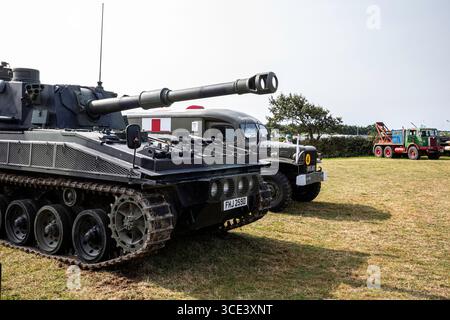 Stithians, Cornwall, Großbritannien. August 2025. Große Menschenmassen nehmen an der West of England Great Steam Engine Rally Teil, die zum 70. Jahrestag stattfindet und bis Sonntagabend stattfindet. Es ist die älteste und größte Dampflokomotive in Cornwall mit über 100 Dampfausstellungen, einem Jahrmarkt aus alter Zeit, Kunsthandwerk, Verkaufsständen, Oldtimern, US Army Fahrzeuge, Traktoren und Motorräder. Quelle: Keith Larby/Alamy Live News Stockfoto