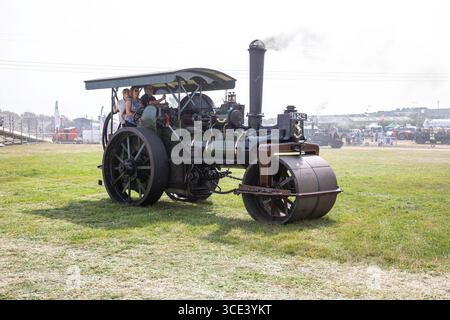 Stithians, Cornwall, Großbritannien. August 2025. Große Menschenmassen nehmen an der West of England Great Steam Engine Rally Teil, die zum 70. Jahrestag stattfindet und bis Sonntagabend stattfindet. Es ist die älteste und größte Dampflokomotive in Cornwall mit über 100 Dampfausstellungen, einem Jahrmarkt aus alter Zeit, Kunsthandwerk, Verkaufsständen, Oldtimern, US Army Fahrzeuge, Traktoren und Motorräder. Quelle: Keith Larby/Alamy Live News Stockfoto